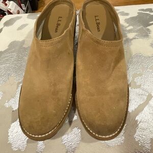 LL bean suede clogs. Very nice condition. There’s a few scuffs on the toes.